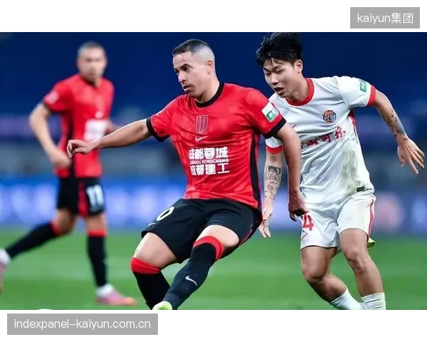 成都蓉城凭借稳定发挥领跑积分榜,其防守反击战术日渐成熟。 成都蓉城凭借稳定发挥领跑积分榜,其防守反击战术日渐成熟。